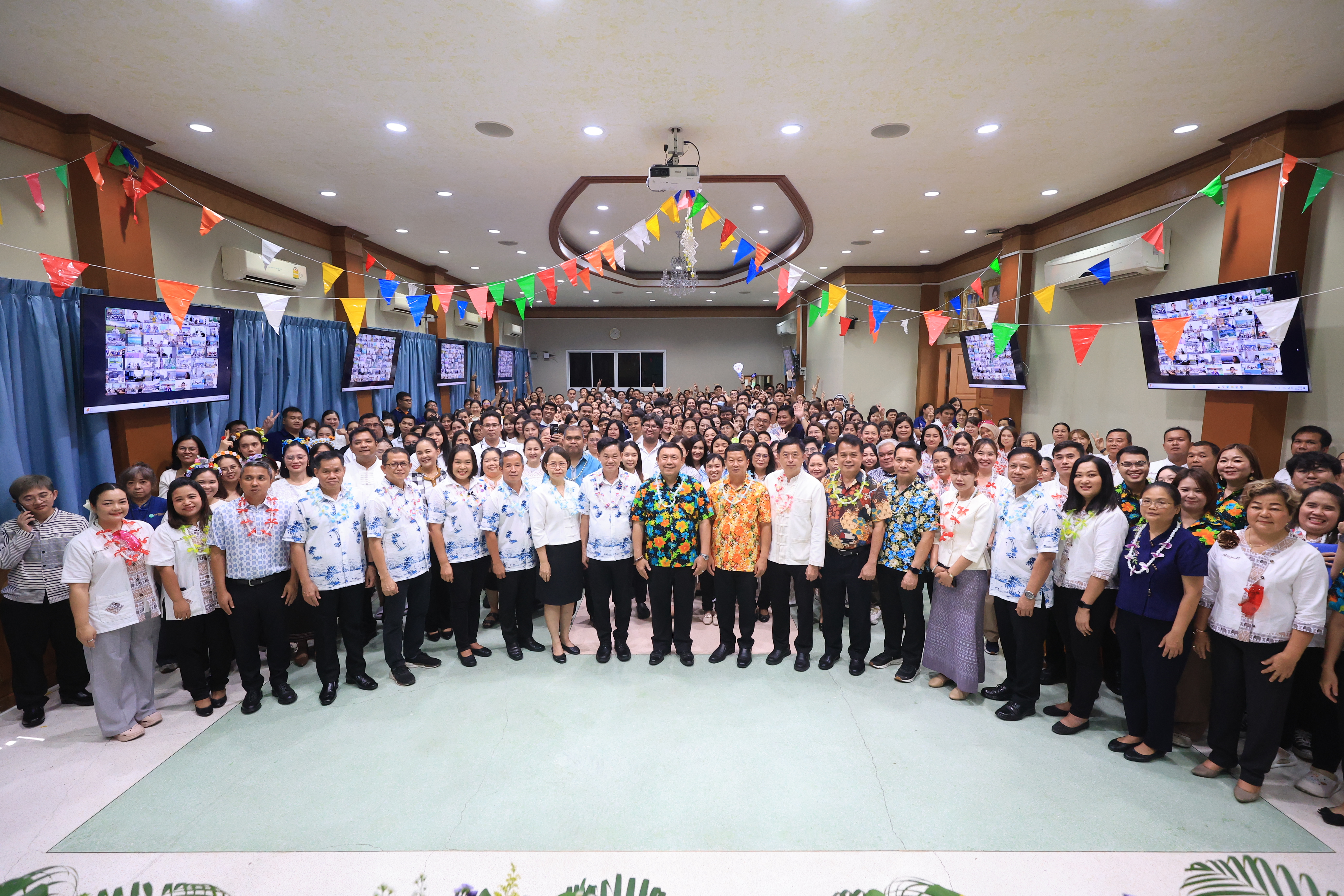 title - ชุ่มฉ่ำ! ชาว ส.ป.ก. ร่วมสรงน้ำพระพุทธรูป และรดน้ำขอพรผู้บริหาร เนื่องในประเพณีวันสงกรานต์ ประจำปี 2569 บรรยากาศเต็มไปด้วยความชื่นมื่นชุ่มฉ่ำ